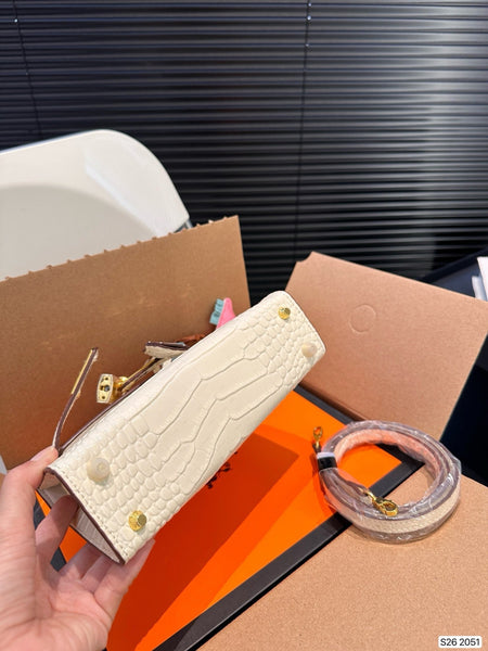H brikin white handbag