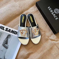 Famous brand V Slipper new