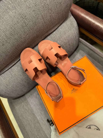 H Flat sandals