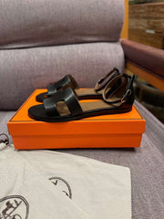H Flat sandals
