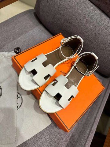 H Flat sandals